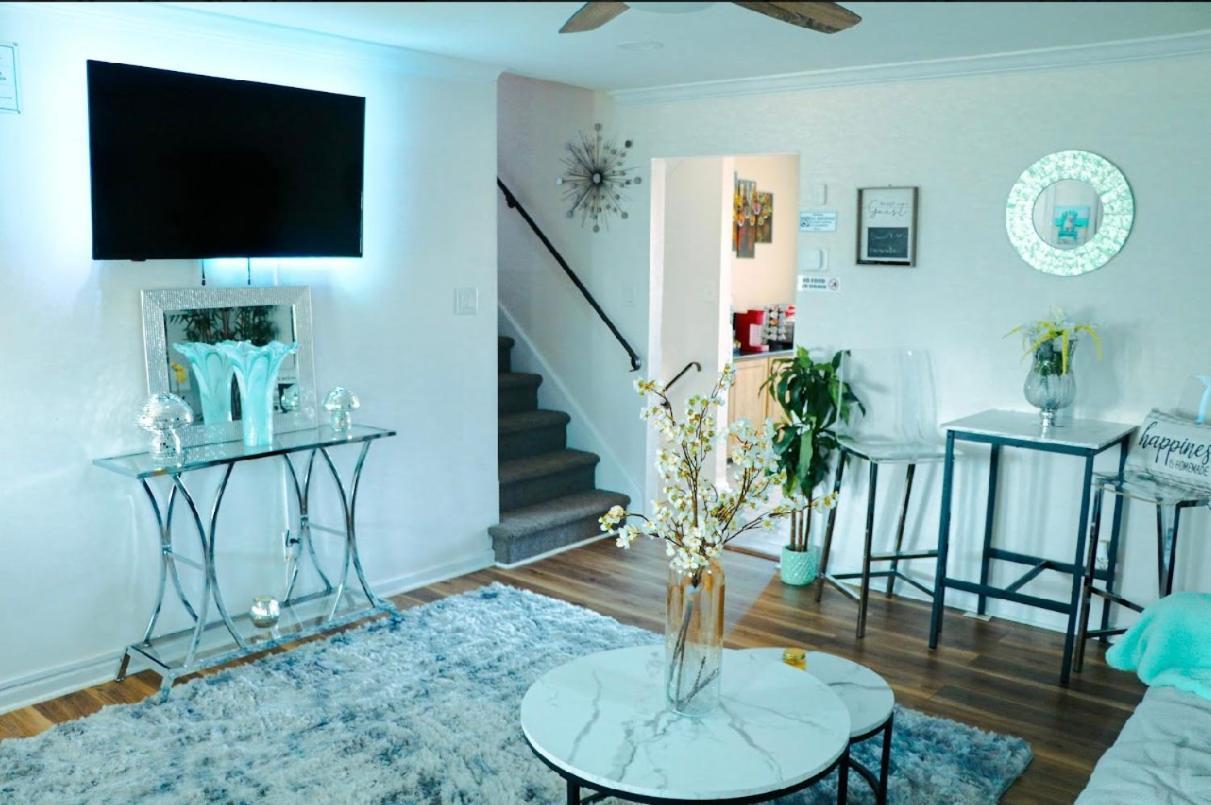 אטלנטיק סיטי Stylish Cozy Quiet Family Retreat And Romantic Getaway Sleeps Up To 7 With Fast Wifi, Free Parking, Work Station, Alexa Enabled, Fenced In Backyard For Pets Grill Party Patio, Porch, Beach, Canal, Stadium,Boardwalk Restaurants, And Much More! מראה חיצוני תמונה