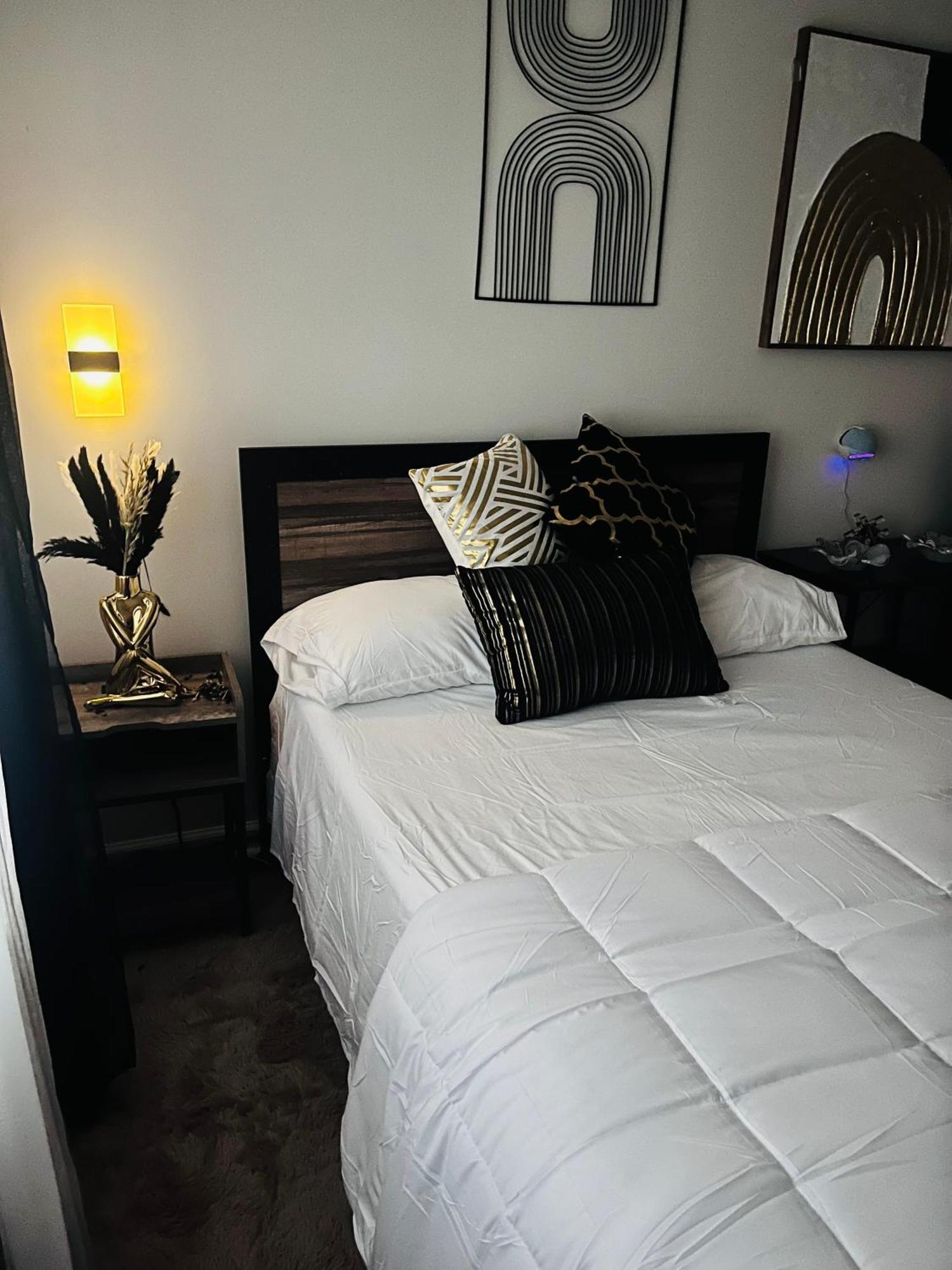 אטלנטיק סיטי Stylish Cozy Quiet Family Retreat And Romantic Getaway Sleeps Up To 7 With Fast Wifi, Free Parking, Work Station, Alexa Enabled, Fenced In Backyard For Pets Grill Party Patio, Porch, Beach, Canal, Stadium,Boardwalk Restaurants, And Much More! מראה חיצוני תמונה