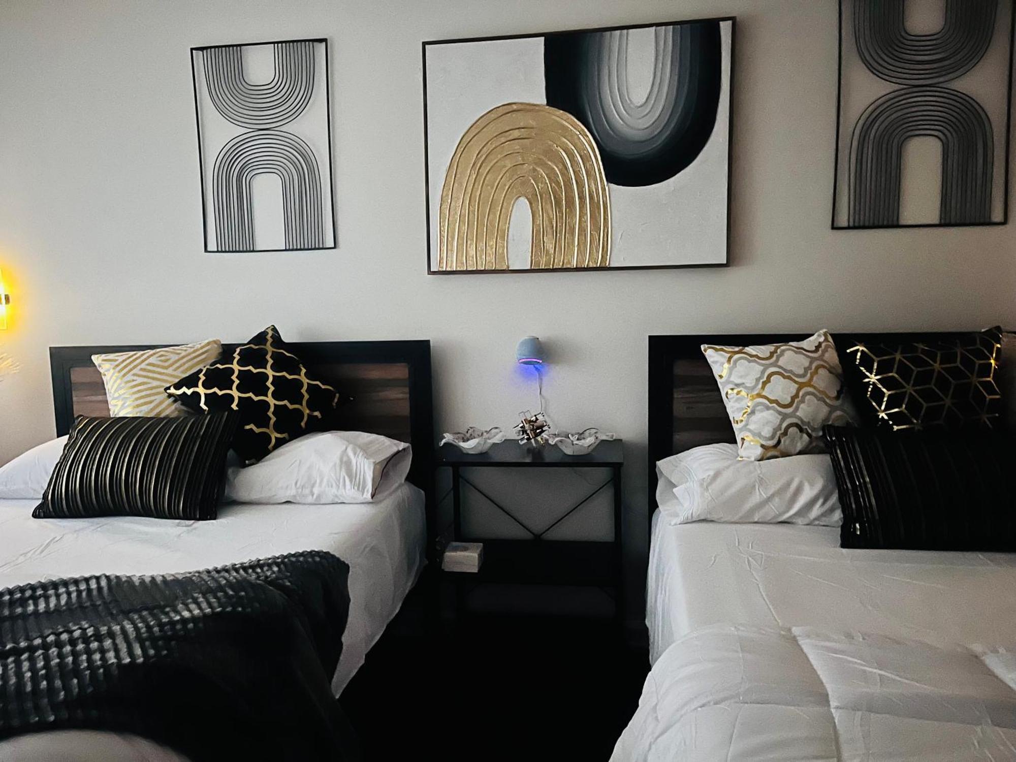 אטלנטיק סיטי Stylish Cozy Quiet Family Retreat And Romantic Getaway Sleeps Up To 7 With Fast Wifi, Free Parking, Work Station, Alexa Enabled, Fenced In Backyard For Pets Grill Party Patio, Porch, Beach, Canal, Stadium,Boardwalk Restaurants, And Much More! מראה חיצוני תמונה