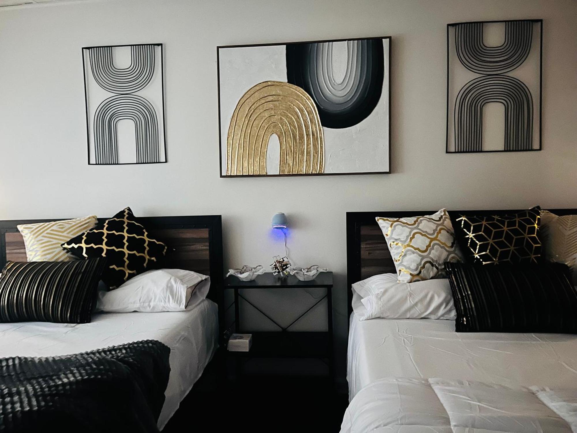 אטלנטיק סיטי Stylish Cozy Quiet Family Retreat And Romantic Getaway Sleeps Up To 7 With Fast Wifi, Free Parking, Work Station, Alexa Enabled, Fenced In Backyard For Pets Grill Party Patio, Porch, Beach, Canal, Stadium,Boardwalk Restaurants, And Much More! מראה חיצוני תמונה