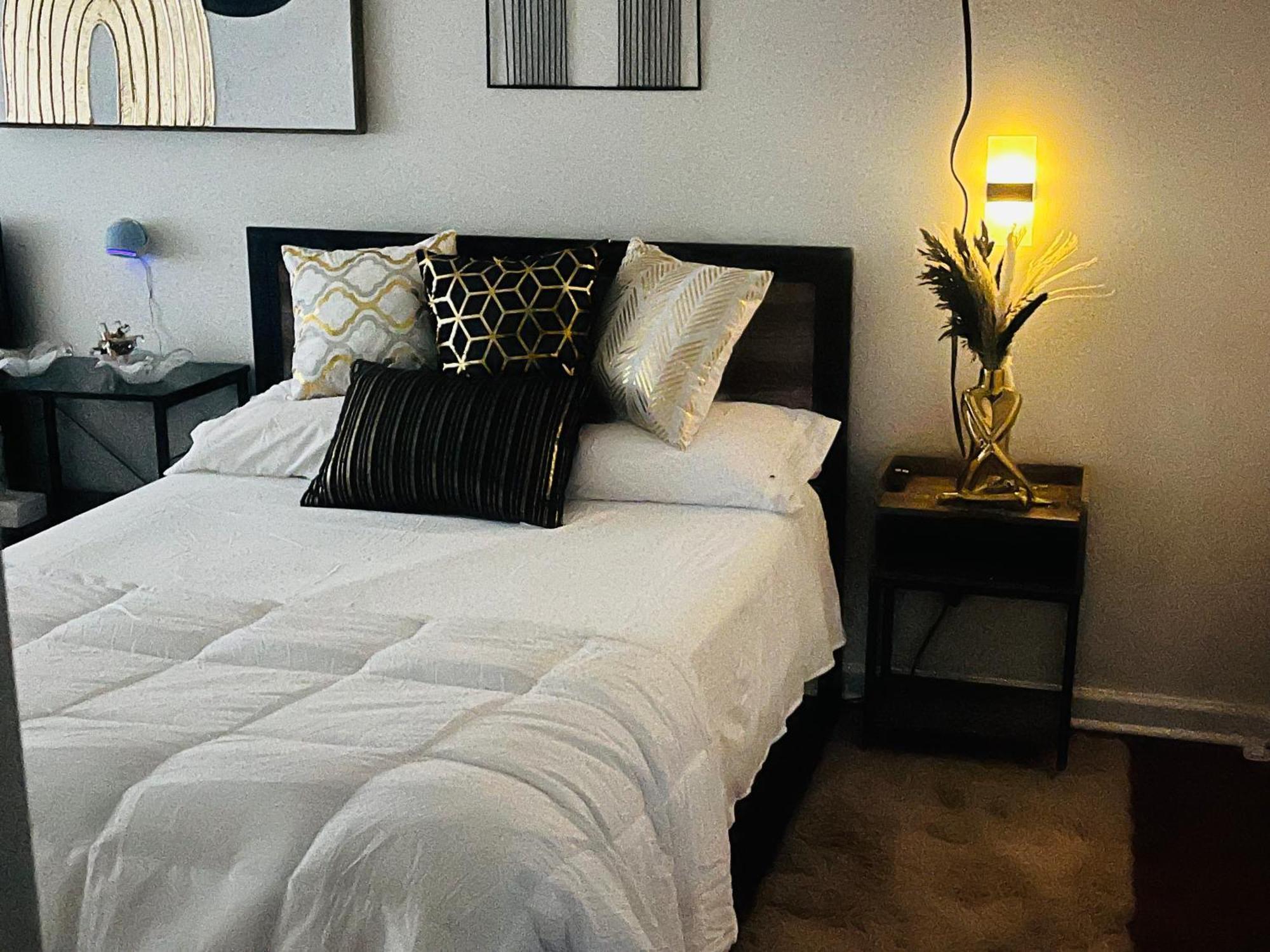 אטלנטיק סיטי Stylish Cozy Quiet Family Retreat And Romantic Getaway Sleeps Up To 7 With Fast Wifi, Free Parking, Work Station, Alexa Enabled, Fenced In Backyard For Pets Grill Party Patio, Porch, Beach, Canal, Stadium,Boardwalk Restaurants, And Much More! מראה חיצוני תמונה