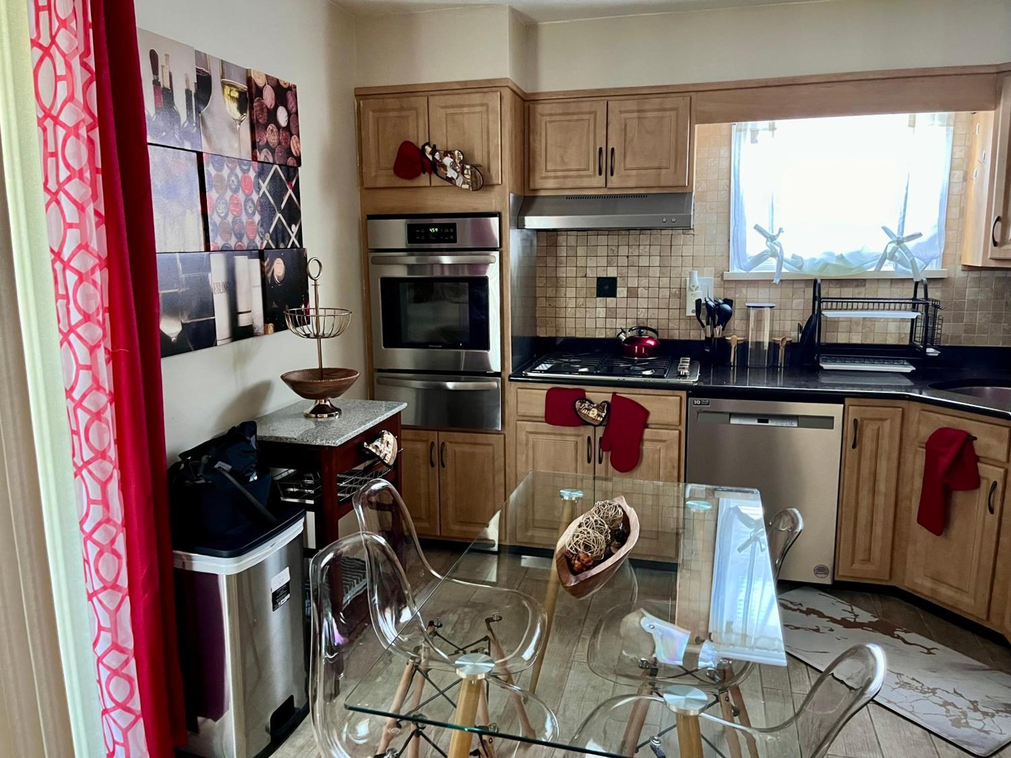 אטלנטיק סיטי Stylish Cozy Quiet Family Retreat And Romantic Getaway Sleeps Up To 7 With Fast Wifi, Free Parking, Work Station, Alexa Enabled, Fenced In Backyard For Pets Grill Party Patio, Porch, Beach, Canal, Stadium,Boardwalk Restaurants, And Much More! מראה חיצוני תמונה