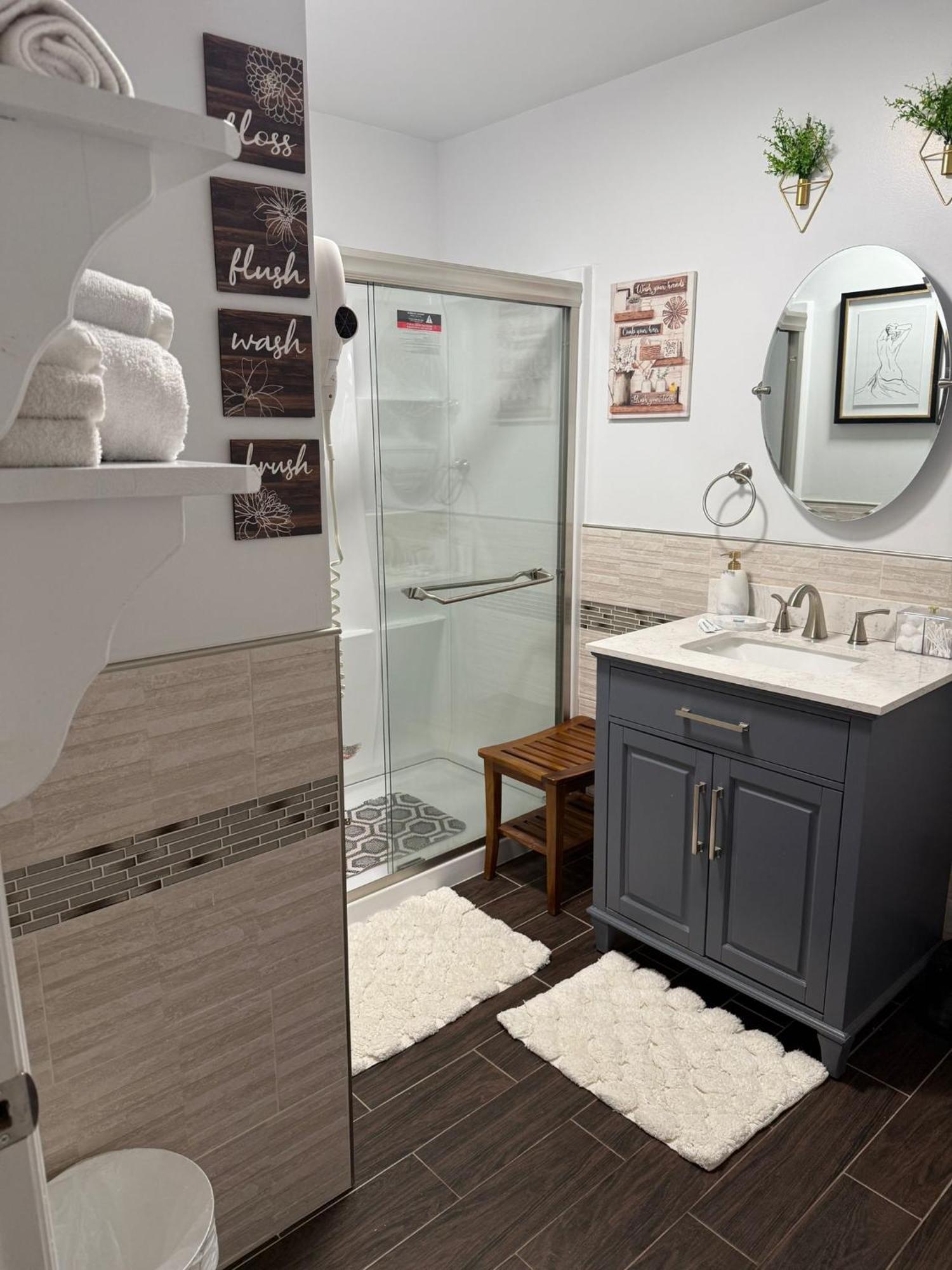אטלנטיק סיטי Stylish Cozy Quiet Family Retreat And Romantic Getaway Sleeps Up To 7 With Fast Wifi, Free Parking, Work Station, Alexa Enabled, Fenced In Backyard For Pets Grill Party Patio, Porch, Beach, Canal, Stadium,Boardwalk Restaurants, And Much More! מראה חיצוני תמונה