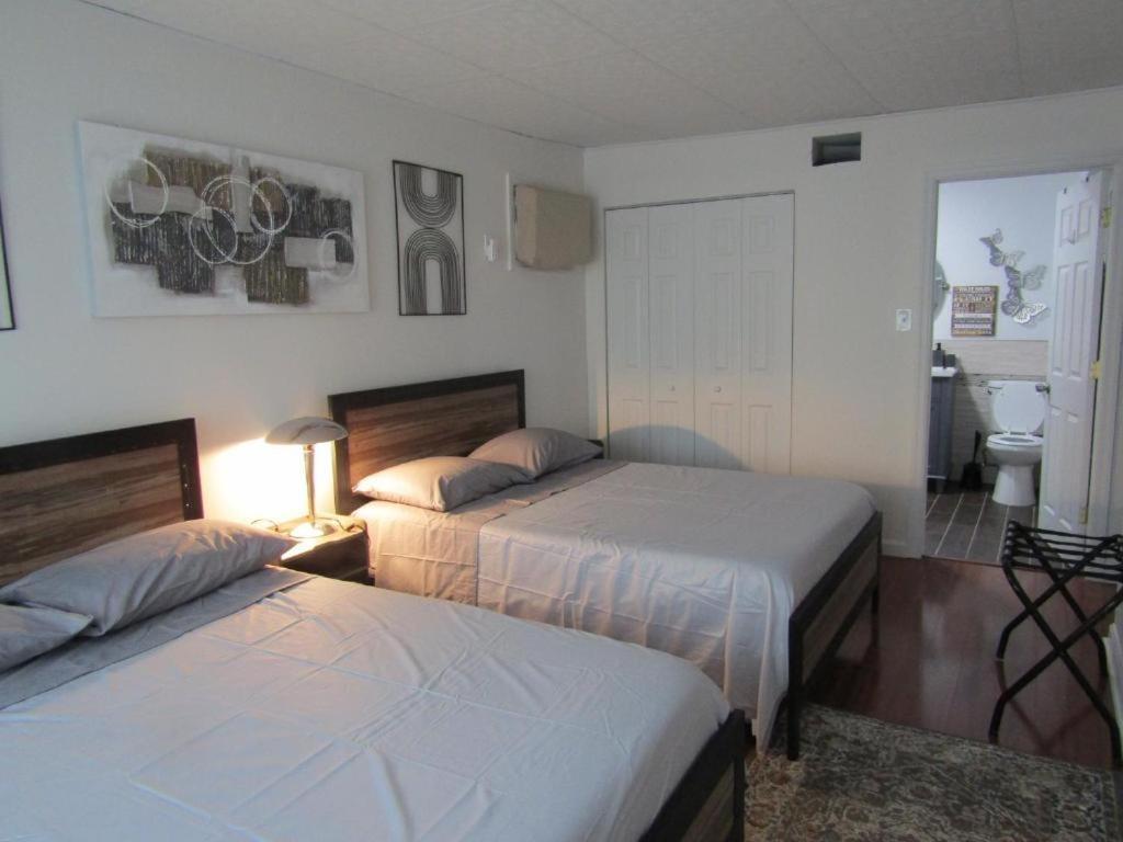 אטלנטיק סיטי Stylish Cozy Quiet Family Retreat And Romantic Getaway Sleeps Up To 7 With Fast Wifi, Free Parking, Work Station, Alexa Enabled, Fenced In Backyard For Pets Grill Party Patio, Porch, Beach, Canal, Stadium,Boardwalk Restaurants, And Much More! מראה חיצוני תמונה