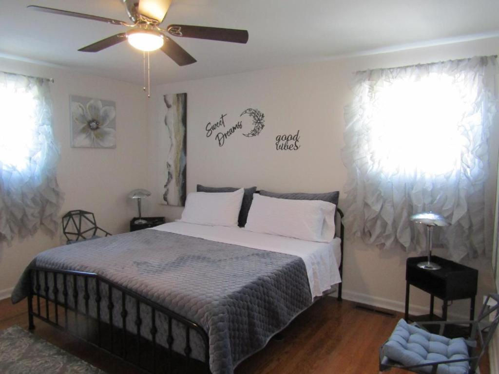 אטלנטיק סיטי Stylish Cozy Quiet Family Retreat And Romantic Getaway Sleeps Up To 7 With Fast Wifi, Free Parking, Work Station, Alexa Enabled, Fenced In Backyard For Pets Grill Party Patio, Porch, Beach, Canal, Stadium,Boardwalk Restaurants, And Much More! מראה חיצוני תמונה